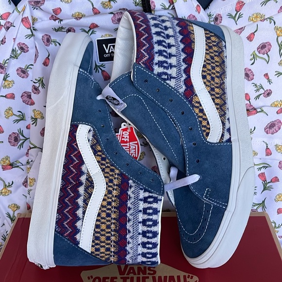 Vans Men’s Sk8-Hi
Fair Isle Blue/Multi
VN0A7Q5NBER
Sneakers - Picture 12 of 16